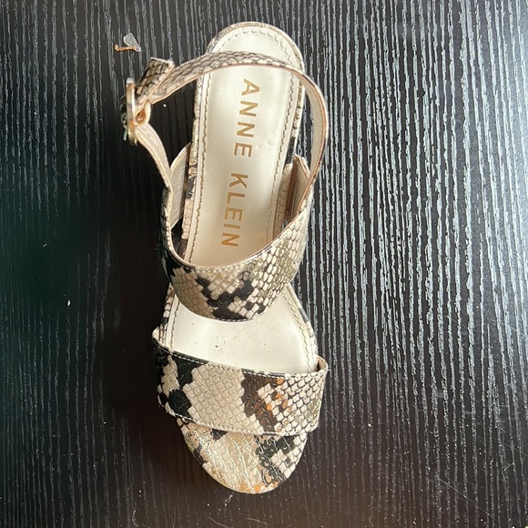 Awesome heels with metallic hint snake skin - Picture 3 of 3